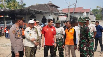 Hadapi Musim Penghujan Yonif TP 449/Satria Honggopati Bersihkan Anak Sungai Tegalrejo Watubonang