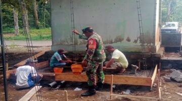 Wujud Kepedulian Lingkungan, Babinsa Sukosewu Dampingi Pemasangan Septic Tank Rumah Warga
